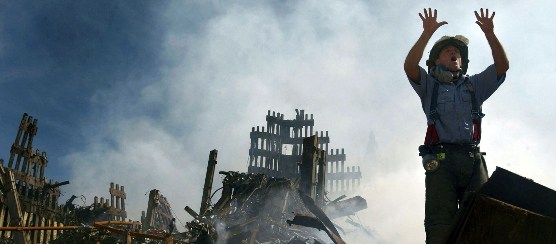 Пожарный на месте теракта в Нью-Йорке. 2001 год - Sputnik Кыргызстан, 1920, 08.09.2021
