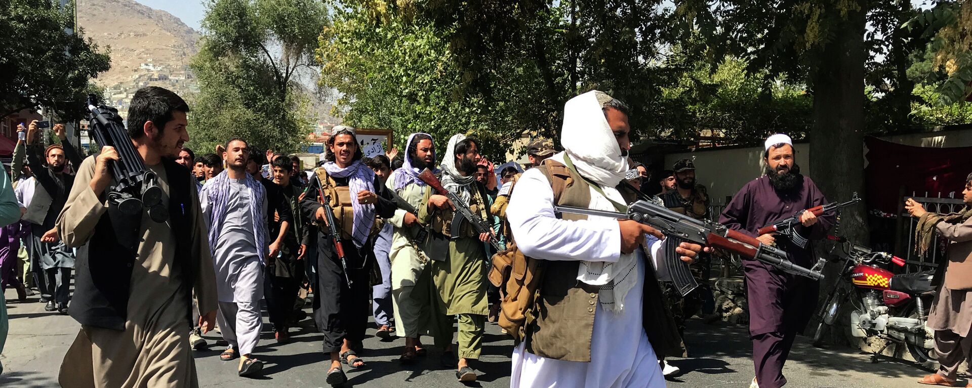 Солдаты Талибана во время демонстрации в Кабуле - Sputnik Кыргызстан, 1920, 08.09.2021
