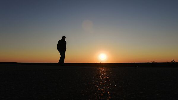 Мужчина на пляже. Архивное фото - Sputnik Кыргызстан