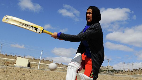 Афганистанда мектеп аймагында крикет ойноп жаткан аял. Архив - Sputnik Кыргызстан