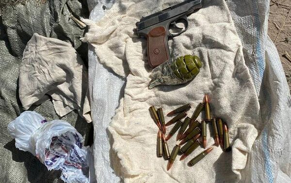 В тайнике обнаружена ручная граната Ф-1, патроны калибра 7,62 миллиметра и пистолет марки ПМ со стертыми идентификационными номерами.  - Sputnik Кыргызстан