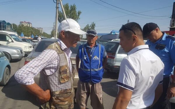Около рынка Мадина в Бишкеке задержаны незаконные парковщики - Sputnik Кыргызстан