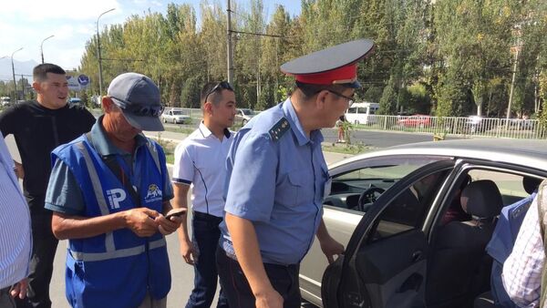 Незаконная деятельность парковщиков около рынка Мадина в Бишкеке - Sputnik Кыргызстан