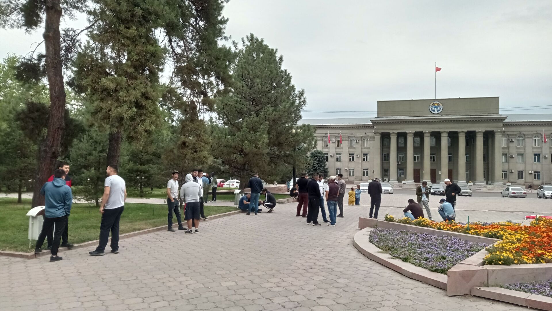 У Дома правительства прошел митинг — фото. О чем просили участники акции - Sputnik Кыргызстан, 1920, 10.09.2021