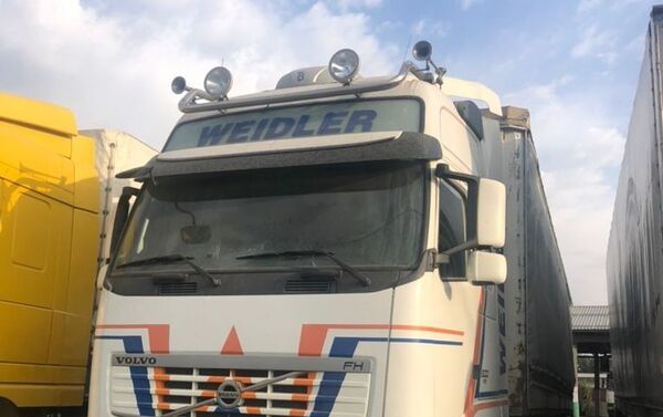 Согласно информации ГКНБ, 17 августа были задержаны три грузовые машины, которые, находясь на территории Кара-Балты и Северной с товарами народного потребления в виде брендовой одежды производства Турции, без прохождения соответствующих процедур и таможенной очистки выехали в Бишкек - Sputnik Кыргызстан