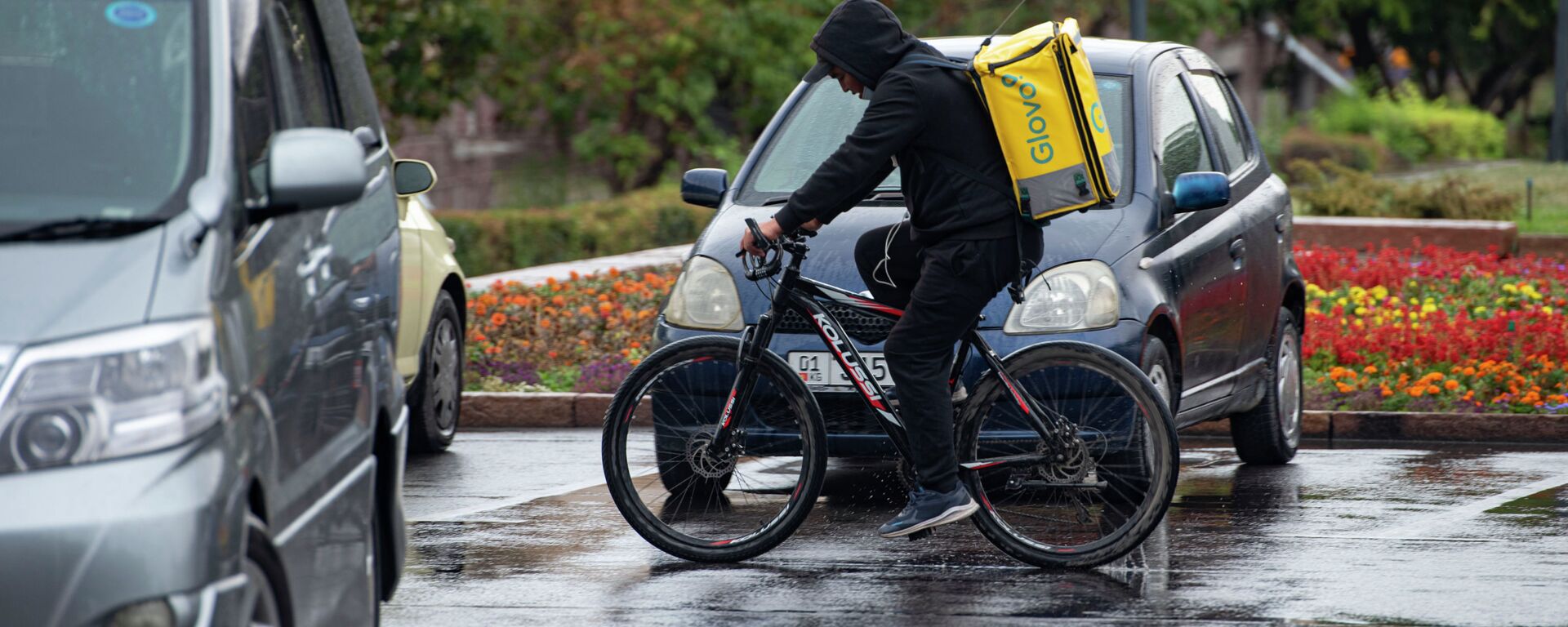 Бишкектеги курьер. Архив - Sputnik Кыргызстан, 1920, 25.08.2025