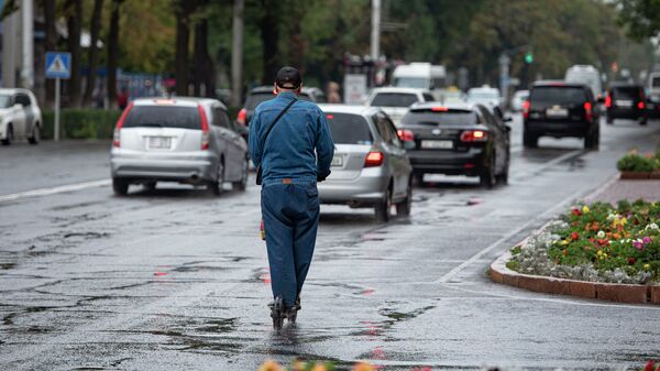 Мужчина едет на самокате. Архивное фото - Sputnik Кыргызстан