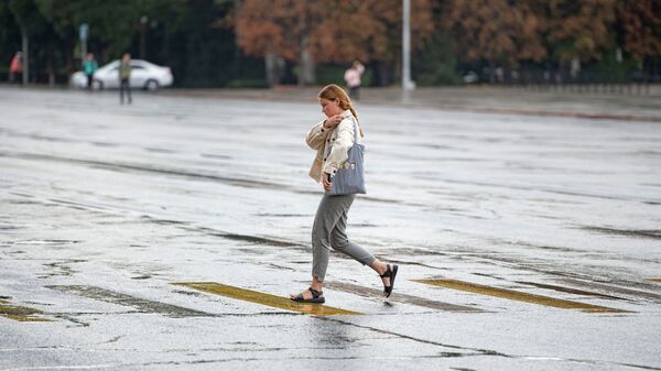 Девушка переходит дорогу в Бишкеке, во время дождя. Архивное фото - Sputnik Кыргызстан