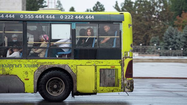 Пассажиры едут автобусе в Бишкеке во время дождя. Архивное фото - Sputnik Кыргызстан
