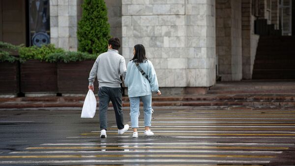 Пара переходит дорогу во время дождя в Бишкеке. Архивное фото - Sputnik Кыргызстан