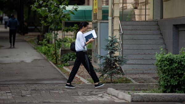 Девушка идет по улице в Бишкеке. Архивное фото - Sputnik Кыргызстан