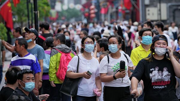 Люди в медицинских масках на улице в Пекине - Sputnik Кыргызстан