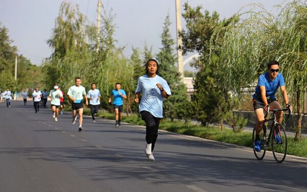 Ош шаарында бүгүн COVID-19, ВИЧ жана кургак учук илдеттери менен күрөшүүгө арналган марафон болуп, ага 300дөй адам катышты - Sputnik Кыргызстан