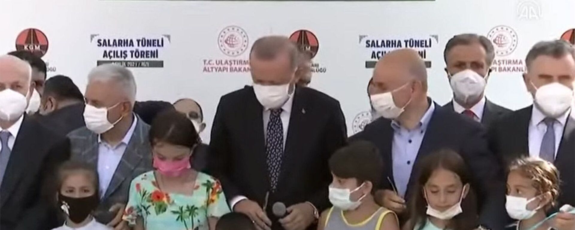 Мальчик не дождался Эрдогана и первым перерезал ленту — видео реакции президента - Sputnik Кыргызстан, 1920, 12.09.2021