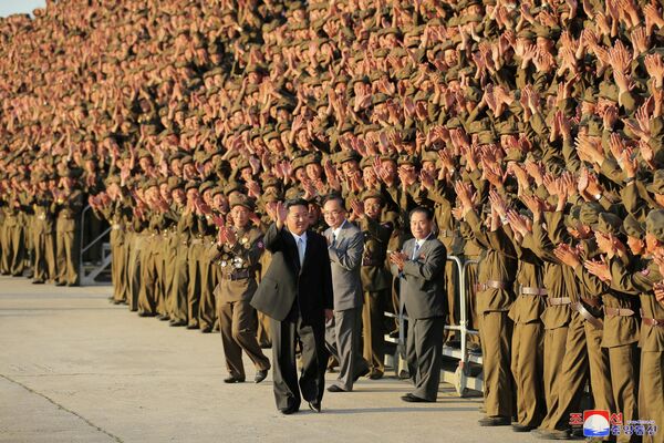 Түндүк Корея лидери Ким Чен Ын мамлекеттин түзүлгөндүгүнүн 73 жылдыгына карата салтанатта аскерлер менен учурашууда. Кореянын Борбордук телеграф агенттиги жарыялаган сүрөттө Ким Чен Ындын арыктап калганын байкоого болот - Sputnik Кыргызстан
