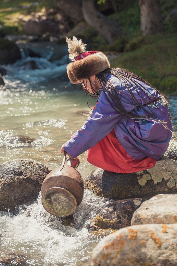 Тебетей кийген, чачын беш көкүл өрдүргөн сулуу - Sputnik Кыргызстан