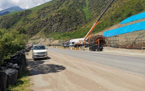 На 246-м километре трассы Бишкек — Ош строят снегозащитную галерею (тоннель) закрытого типа - Sputnik Кыргызстан