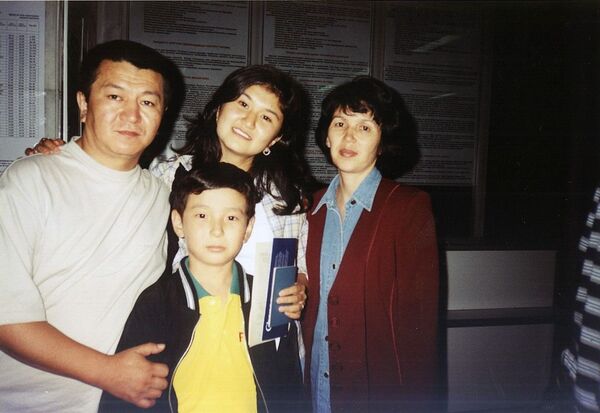 Эшимканов с супругой Айгуль Молдогазиевой, сыном и дочерью - Sputnik Кыргызстан