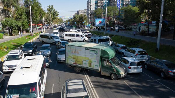Автомобильный затор по улице Абдрахманова в Бишкеке - Sputnik Кыргызстан
