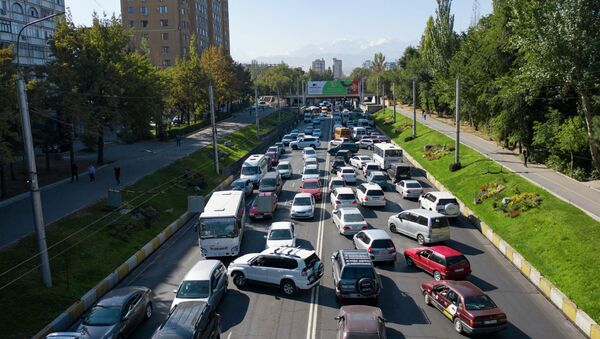 Автомобильный затор по улице Абдрахманова в Бишкеке - Sputnik Кыргызстан