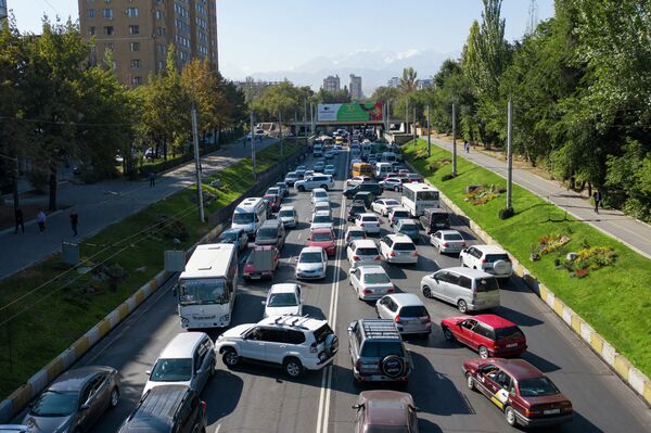  В Бишкеке по улице Абдрахманова образовалась большая пробка в южном направлении - Sputnik Кыргызстан