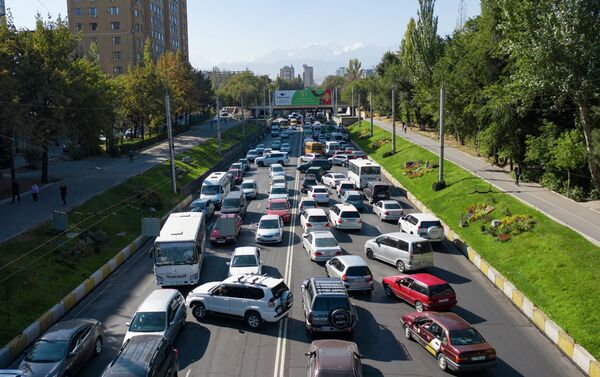  В Бишкеке по улице Абдрахманова образовалась большая пробка в южном направлении - Sputnik Кыргызстан