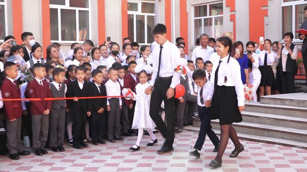 Как в школах КР прошли торжественные линейки 15 сентября — видео - Sputnik Кыргызстан