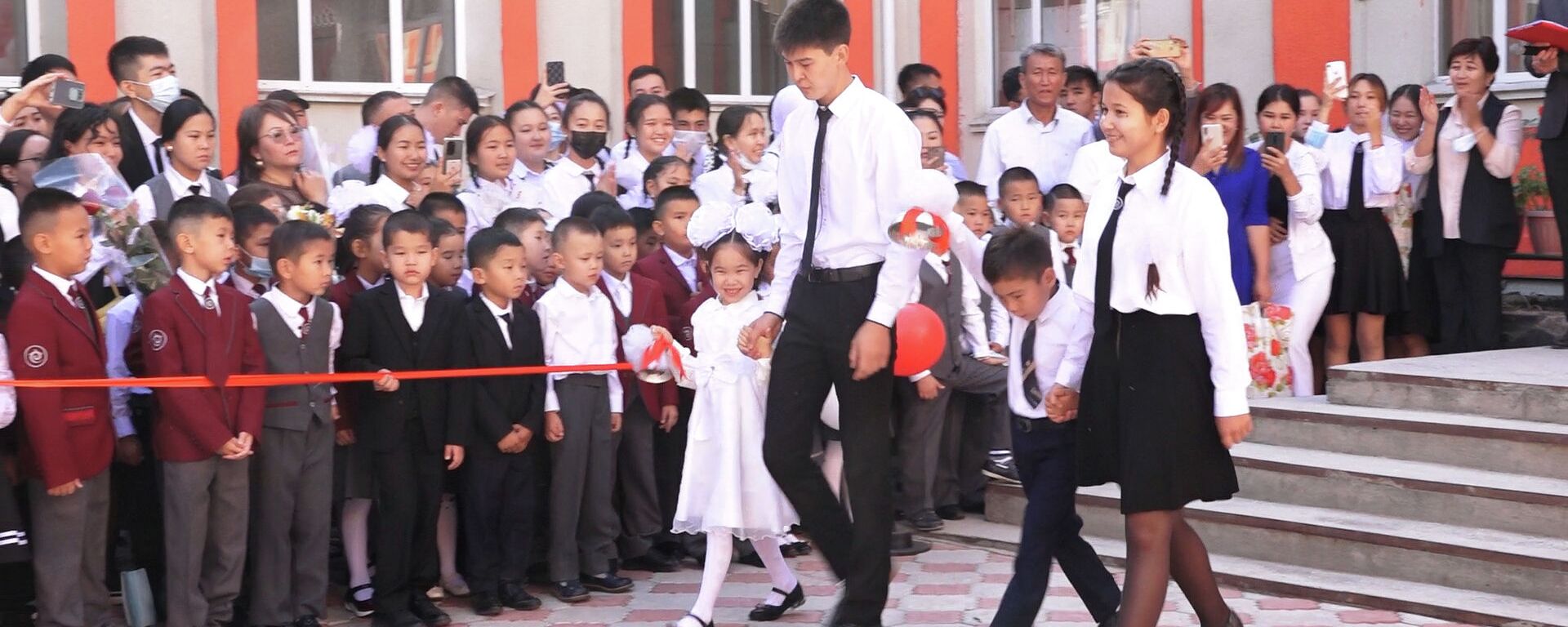 Как в школах КР прошли торжественные линейки 15 сентября — видео - Sputnik Кыргызстан, 1920, 15.09.2021
