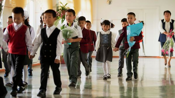 Биринчи класстын окуучулары. Архивдик сүрөт - Sputnik Кыргызстан