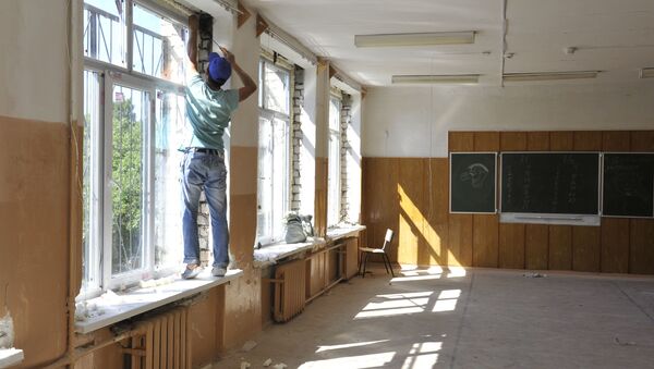 Мектеп кабинетине ремонт жасап жаткан жумушчу. Архив - Sputnik Кыргызстан