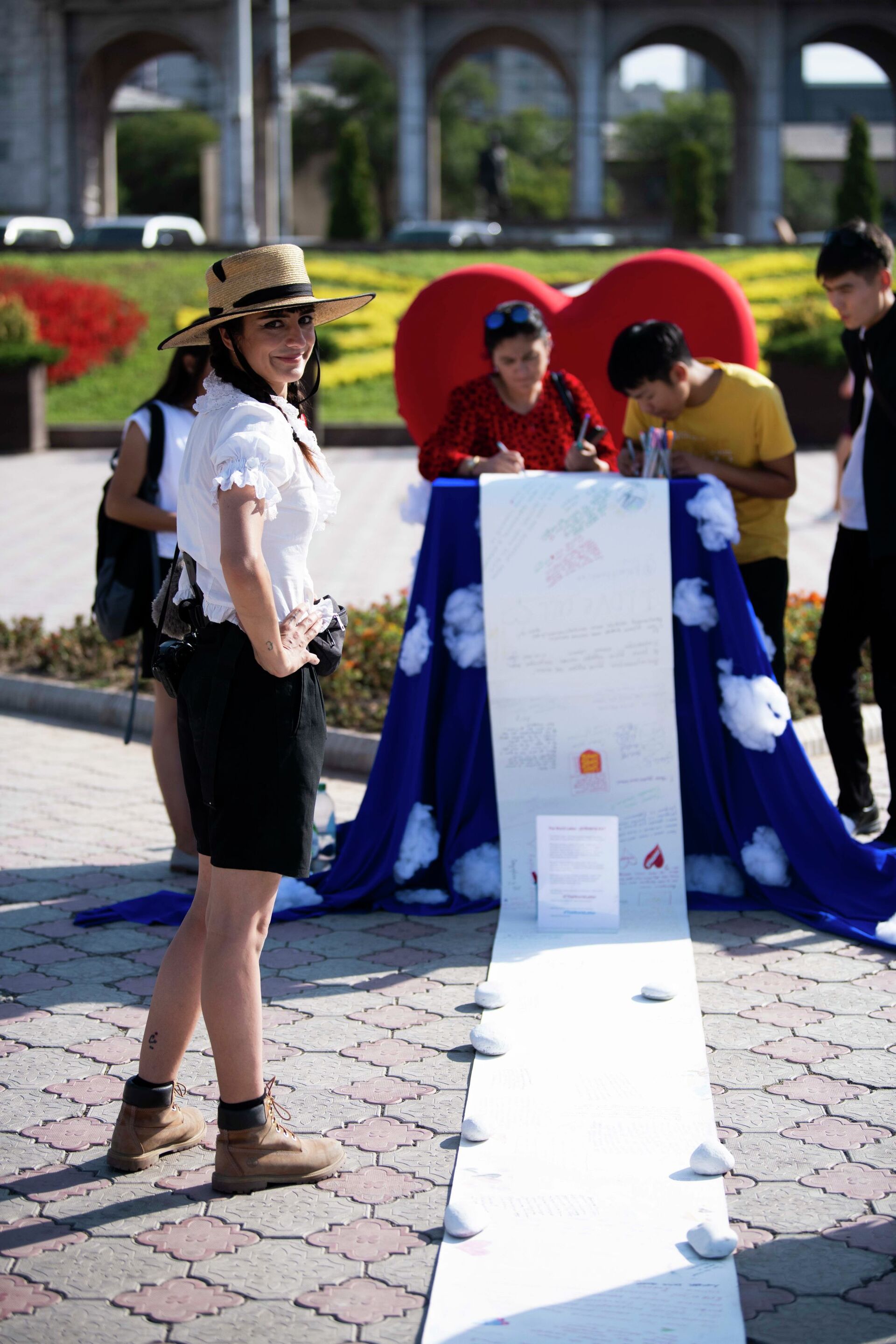 Француженка в центре Бишкека установила арт-инсталляцию — для чего. Фото - Sputnik Кыргызстан, 1920, 15.09.2021