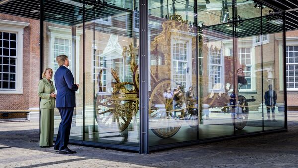 Король Нидерланд Виллем-Александр смотрит на Золотую Карету в музее Амстердама. Архивное фото - Sputnik Кыргызстан