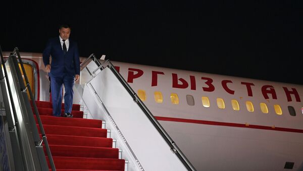 Президент Кыргызстана Садыр Жапаров спускается с трапа самолета, прибывший в Душанбе для участия в сессии Совета коллективной безопасности ОДКБ и заседании Совета глав государств-членов ШОС - Sputnik Кыргызстан