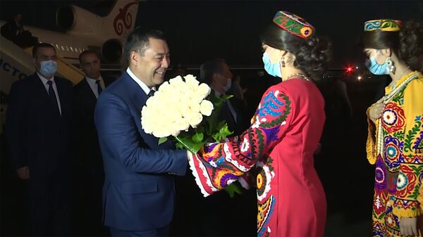 Премьер и девушки с белыми розами — видео встречи Жапарова в Душанбе - Sputnik Кыргызстан