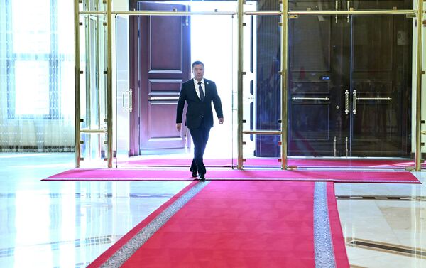 Президент Садыр Жапаров прибыл во Дворец нации в Душанбе для участия в сессии Совета коллективной безопасности ОДКБ - Sputnik Кыргызстан