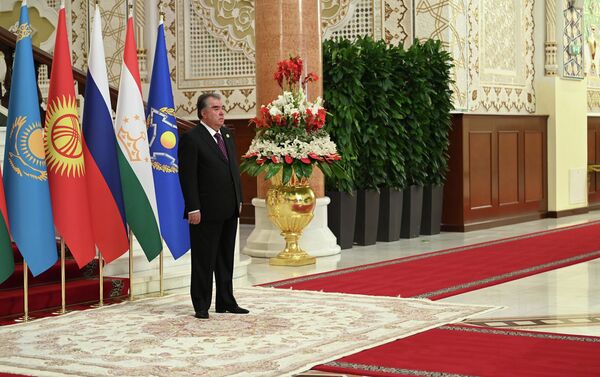После приветствия с президентом Таджикистана Эмомали Рахмоном, главы государств-участников ОДКБ сделали коллективное фото - Sputnik Кыргызстан