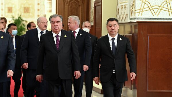 Главы стран участниц ОДКБ перед сессией Совета коллективной безопасности  во Дворце нации в Душанбе - Sputnik Кыргызстан