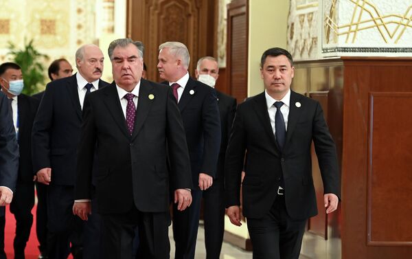 Далее они перешли в зал для обсуждения повестки дня в узком формате. - Sputnik Кыргызстан