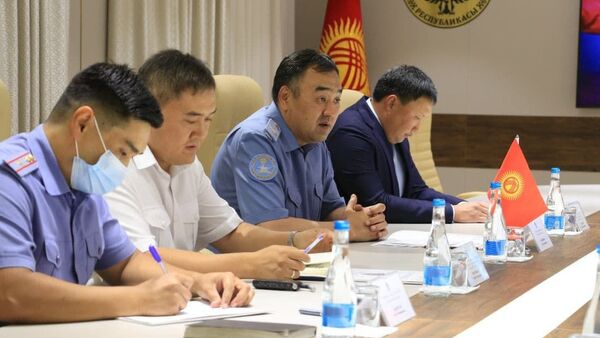 Министр внутренних дел Кыргызстана Улан Ниязбеков на встрече с российской делегацией - Sputnik Кыргызстан