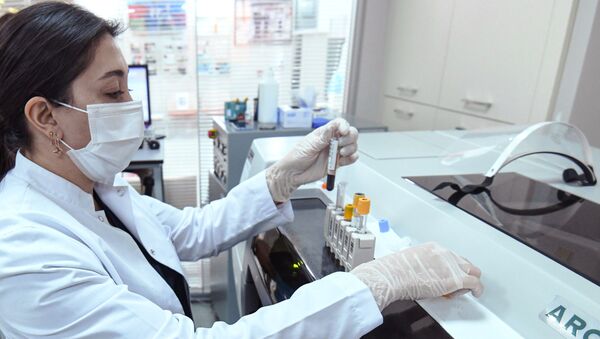 Сотрудница лаборатории держит пробирки для проведения ПЦР-тестов на коронавирус . Архивное фото - Sputnik Кыргызстан