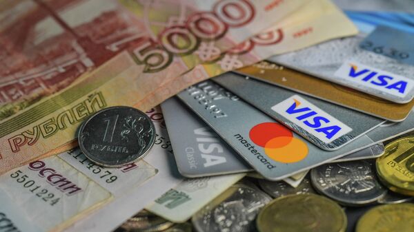 Рублевые купюры и монеты на банковских картах. Архивное фото  - Sputnik Кыргызстан