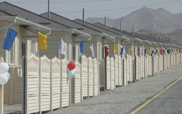 В Баткенской области семьям 36 граждан, погибших в результате вооруженного конфликта на кыргызско-таджикской границе, передали ключи от новых домов - Sputnik Кыргызстан