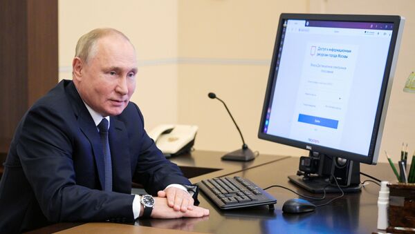 Президент РФ В. Путин дистанционно проголосовал на выборах депутатов Государственной Думы - Sputnik Кыргызстан