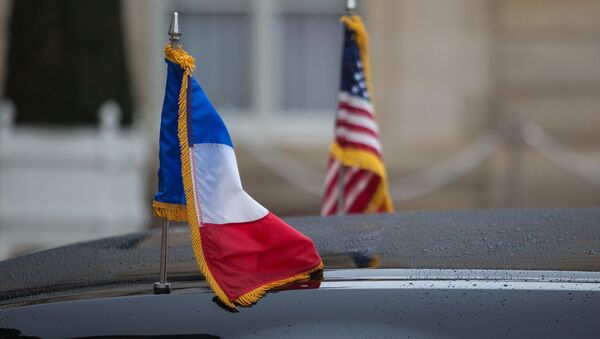 Флаги США и Франции на дипломатическом автомобиле. Архивное фото - Sputnik Кыргызстан