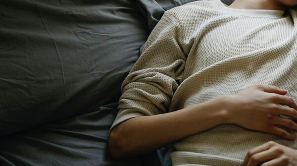 Спящий на кровати мужчина. Иллюстративное фото - Sputnik Кыргызстан