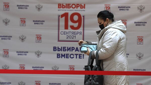 Женщина на избирательном участке в Москве - Sputnik Кыргызстан