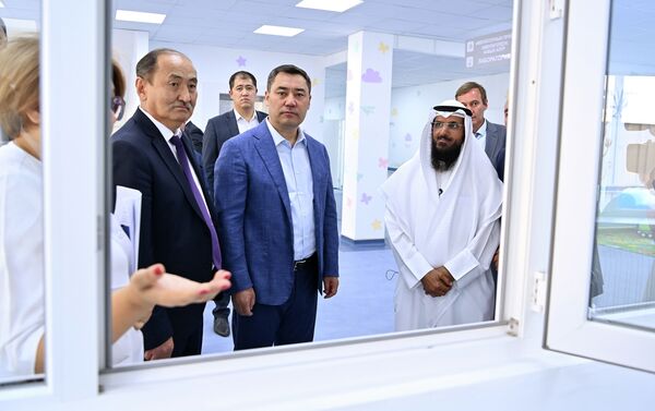 Президент осмотрел новое здание, ознакомился с установленным специализированным оборудованием, побеседовал с медицинским персоналом. - Sputnik Кыргызстан