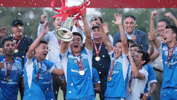 Игроки футбольного клуба Нефтчи из Кочкор-Аты празднуют победу на Кубка Кыргызстана по футболу - Sputnik Кыргызстан