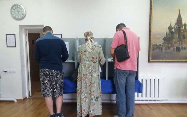Голосование на выборах в Госдуму РФ на избирательном участке в Оше - Sputnik Кыргызстан