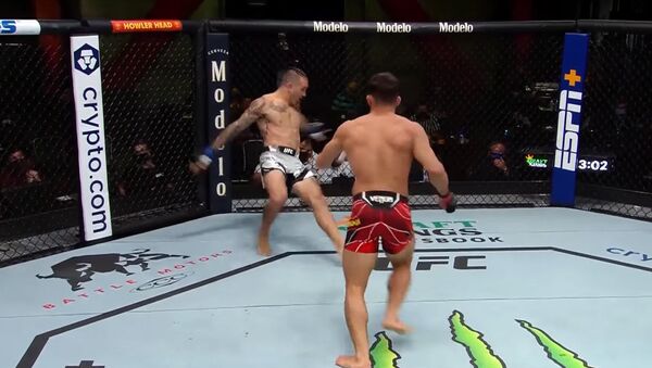 Жесткие нокауты и удушающие — видео лучших моментов с турнира UFC - Sputnik Кыргызстан